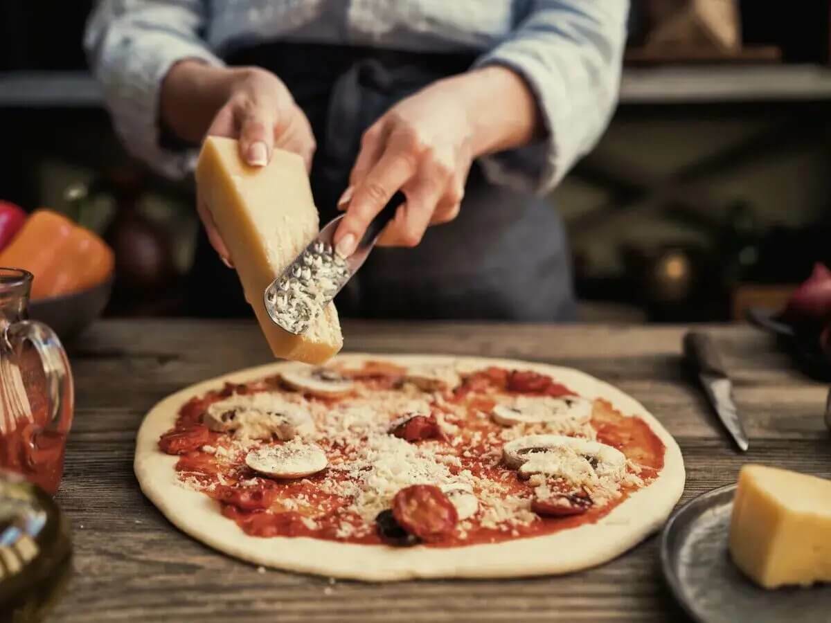 Итальянец готовит пиццу